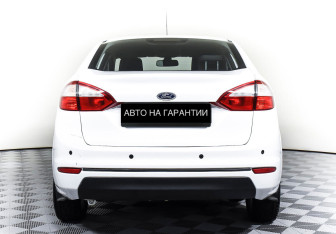 Подержанный автомобиль Ford Fiesta Sedan 2016 года (6 фото)
