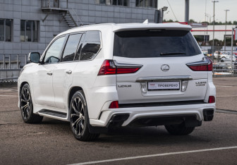 Подержанный автомобиль Lexus LX 2016 года (7 фото)