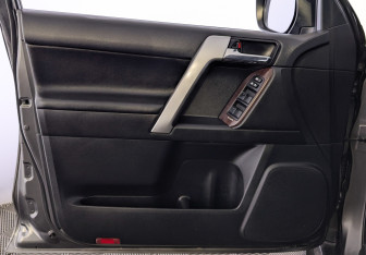 Подержанный автомобиль Toyota Land Cruiser Prado 2015 года (19 фото)