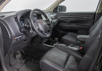 Подержанный автомобиль Mitsubishi Outlander 2018 года (10 фото)