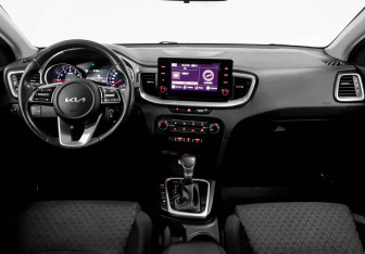 Подержанный автомобиль Kia Ceed Hatchback 2022 года (8 фото)