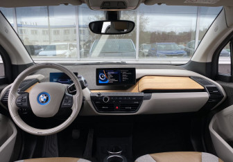 Подержанный автомобиль BMW i3 2017 года (11 фото)