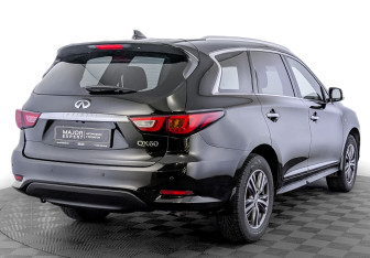 Подержанный автомобиль Infiniti QX60 2017 года (5 фото)