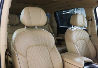 Подержанный автомобиль Voyah Dream 2023 года (16 фото)