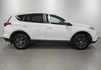 Подержанный автомобиль Toyota RAV4 2017 года (4 фото)