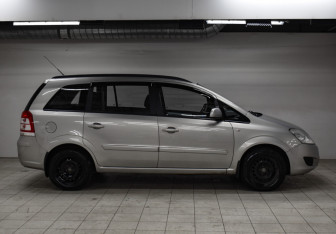 Подержанный автомобиль Opel Zafira Compactvan 2010 года (3 фото)