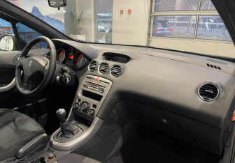 Подержанный автомобиль Peugeot 308 Hatchback 2008 года (10 фото)