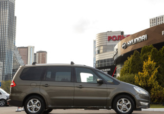 Подержанный автомобиль Ford Galaxy 2011 года (3 фото)