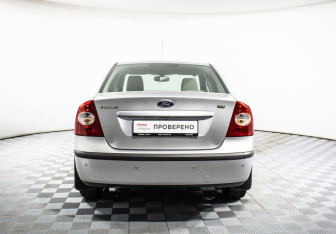 Подержанный автомобиль Ford Focus Sedan 2006 года (6 фото)