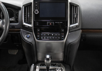 Подержанный автомобиль Toyota Land Cruiser Suv 2015 года (16 фото)