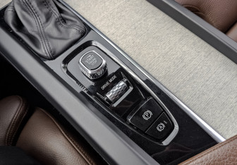 Подержанный автомобиль Volvo XC60 2019 года (24 фото)