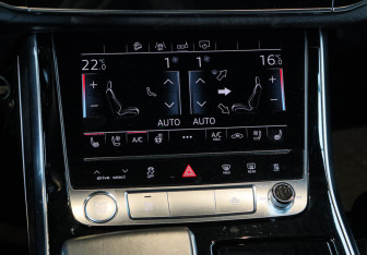 Подержанный автомобиль Audi Q8 2019 года (27 фото)