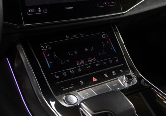 Подержанный автомобиль Audi Q8 2019 года (18 фото)