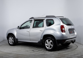 Подержанный автомобиль Dacia Duster 2010 года (7 фото)