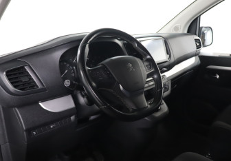 Подержанный автомобиль Peugeot Traveller 2022 года (13 фото)