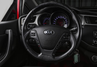 Подержанный автомобиль Kia Ceed Hatchback 2016 года (10 фото)