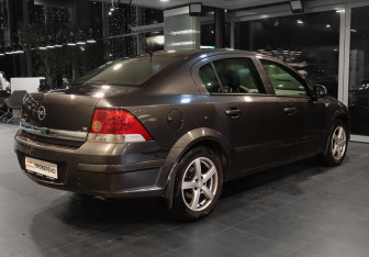 Подержанный автомобиль Opel Astra Sedan 2009 года (4 фото)