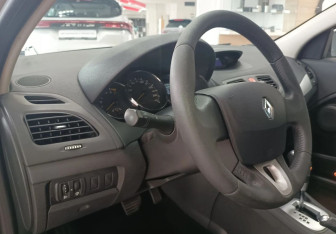 Подержанный автомобиль Renault Fluence 2010 года (9 фото)