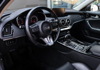 Подержанный автомобиль Kia Stinger 2021 года (12 фото)