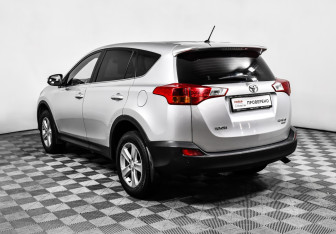 Подержанный автомобиль Toyota RAV4 2013 года (7 фото)
