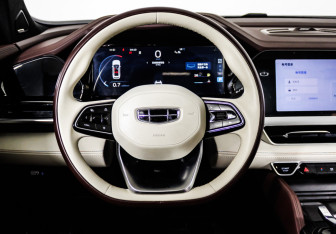 Подержанный автомобиль Geely Monjaro 2023 года (12 фото)