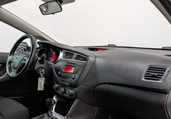 Подержанный автомобиль Kia Ceed Hatchback 2017 года (13 фото)