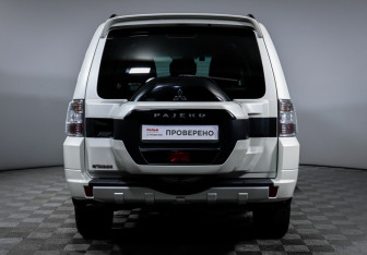 Подержанный автомобиль Mitsubishi Pajero 2015 года (6 фото)