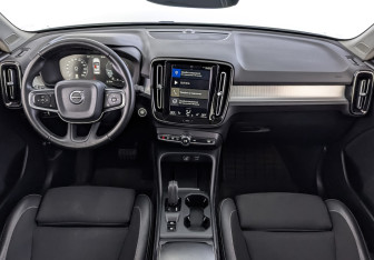 Подержанный автомобиль Volvo XC40 2018 года (14 фото)
