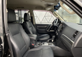 Подержанный автомобиль Mitsubishi Pajero 2013 года (22 фото)