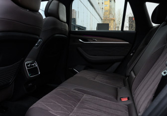 Подержанный автомобиль Geely Monjaro 2025 года (9 фото)