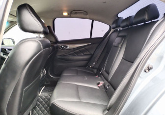 Подержанный автомобиль Infiniti Q50 2015 года (11 фото)