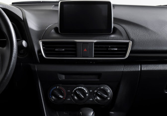 Подержанный автомобиль Mazda 3 Sedan 2015 года (12 фото)