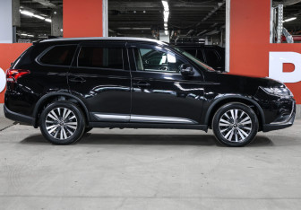 Подержанный автомобиль Mitsubishi Outlander 2019 года (4 фото)