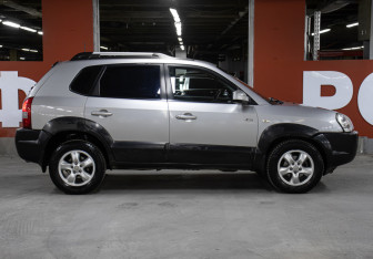 Подержанный автомобиль Hyundai Tucson 2005 года (4 фото)