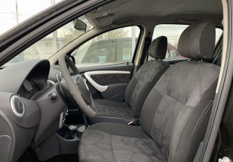 Подержанный автомобиль Renault Sandero 2010 года (15 фото)