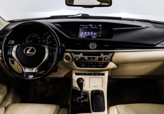 Подержанный автомобиль Lexus ES 2015 года (9 фото)
