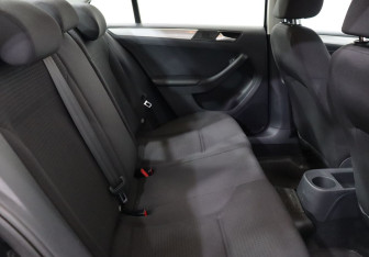 Подержанный автомобиль Volkswagen Jetta Sedan 2015 года (18 фото)