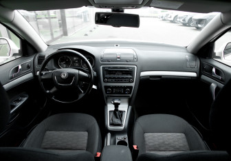 Подержанный автомобиль Skoda Octavia Liftback 2012 года (11 фото)