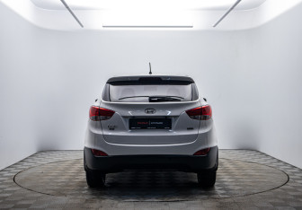 Подержанный автомобиль Hyundai ix35 2014 года (6 фото)
