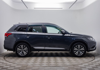 Подержанный автомобиль Mitsubishi Outlander 2021 года (6 фото)