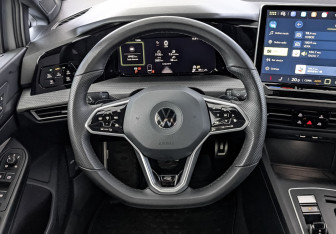 Подержанный автомобиль Volkswagen Golf Hatchback 2025 года (21 фото)