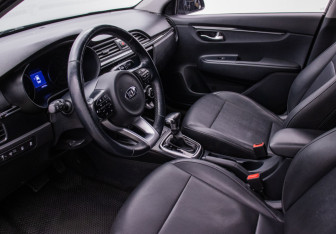 Подержанный автомобиль Kia Rio Sedan 2018 года (10 фото)