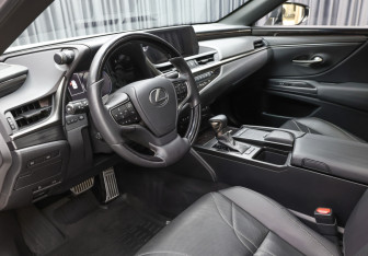 Подержанный автомобиль Lexus ES 2019 года (16 фото)