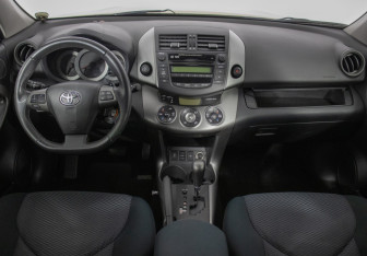 Подержанный автомобиль Toyota RAV4 2010 года (13 фото)