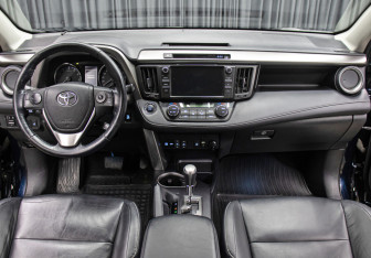Подержанный автомобиль Toyota RAV4 2018 года (14 фото)