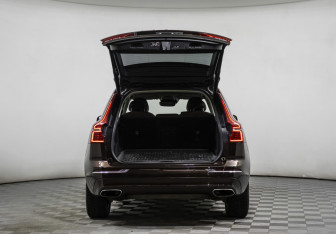 Подержанный автомобиль Volvo XC60 2018 года (20 фото)