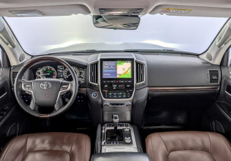 Подержанный автомобиль Toyota Land Cruiser Suv 2016 года (14 фото)