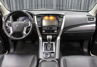 Подержанный автомобиль Mitsubishi Montero Sport 2023 года (16 фото)