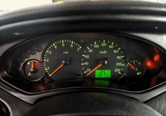 Подержанный автомобиль Ford Focus Sedan 2004 года (12 фото)