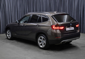 Подержанный автомобиль BMW X1 2013 года (7 фото)